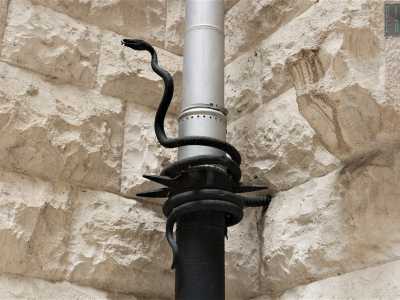 Bisce d'acqua in metallo si inseguono lungo le giunture degli otto tubi che fanno defluire l'acqua piovana: questo animale un tempo veniva utilizzato per mantenere pulite le cisterne. Per Cambellotti dovevano rappresentare la purezza dell'acqua